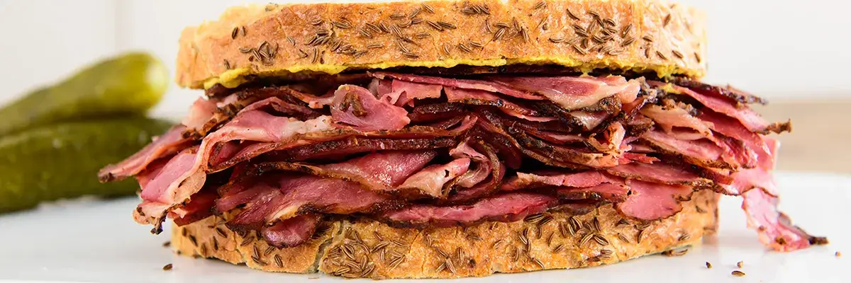 IL “PASTRAMI SANDWICH”: LA LEGGENDA AFFETTATA DI NEW YORK